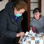Ольга Окунева передала подарки с «Ёлки желаний» смоленским детям