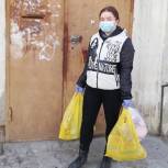 Добровольцы Ленинского района доставляют продукты пенсионерам