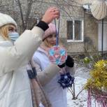 Волонтёры помогают украсить к Новому году моностационары Забайкалья