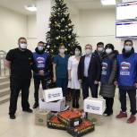 Орским медикам, работающим в ковидных госпиталях, передали новогодние подарки