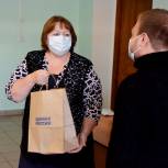 Сотрудникам ФАПов вручают новогодние подарки