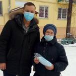 Необходимое количество медицинских масок передал пенсионерке единоросс Денис Ягодзинский