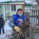 Волонтеры помогли жительнице деревни Юдино Татьяне Зюзьгиной навести порядок на садовом участке