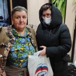 Марина Карташова навестила инвалидов и вручила им памятные подарки