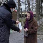 Активисты раздали медицинские маски на улицах Махачкалы