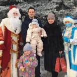 Волонтеры Шолоховского района создают новогоднее настроение в семьях медиков