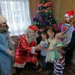 Детей из многодетных и малообеспеченных семей поздравил Дед Мороз и Снегурочка