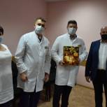 Депутат Дмитрий Еремеев передал правительственную премию на поддержку медиков
