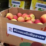 Медработникам Мурманской областной больницы привезли горячие обеды и фрукты