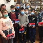Фокинские депутаты передали новогодние подарки детям из малообеспеченных семей