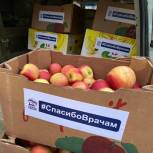 Медработникам Мурманской областной больницы привезли  горячие обеды и фрукты