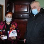 Заполярные единороссы вручили новогодние подарки участникам Великой Отечественной войны