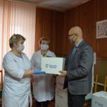 В Кировской области продолжается доставка чайно-кофейных наборов для медиков и раздачи медицинских масок