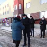 Представители детей-сирот из Лобвы получили ключи от новых квартир
