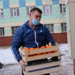Елки в ковид-госпиталях, подарки семьям медиков и ветеранам — добровольцы организуют праздник для тех, кому нужна поддержка