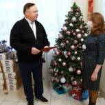 Депутат Госдумы в Кирове вручил подарки маленьким пациентам ковидного госпиталя и детям медиков