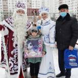 Владимир Трепаков вручил школьнице подарок, который она просила на "Елке желаний"