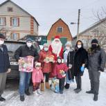 Единороссы подарили многодетной семье из Октябрьского района сертификат на бытовую технику