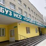 Медикам новосибирской поликлиники передали защитные средства