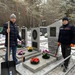 Тюменские волонтеры привели в порядок захоронение Героя Советского Союза