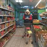 В Королеве волонтёры оперативного штаба принесли пенсионерке продукты питания