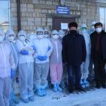 Оренбургский парламентарий передал в больницы Гая защитные костюмы