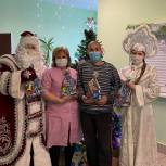 Дед Мороз и Снегурочка Волонтёрского центра продолжают дарить забайкальским медикам праздничное настроение