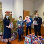 Детям из многодетных семей новогодние подарки вручили депутаты Госдумы и донского парламента Лариса Тутова и Адам Батажев