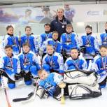 Единороссы экипировали детскую хоккейную команду из села в ЯНАО