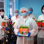 Работники здравоохранения Кировской области поблагодарили Рахима Азимова за подарки их детям