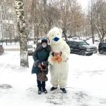 В Кирове волонтеры провели раздачу масок и поздравили жителей города с наступающим Новым годом