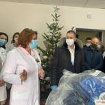 Медикам двух ковидных больниц передали зимние куртки