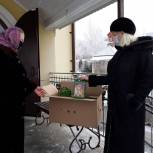 Депутат Наталия Груколенко передала детям сладкие новогодние подарки