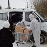 В Кирове пожилым людям передали теплые вещи, елочные игрушки и сладкие подарки