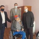 Депутат-единоросс Рустам Шхалахов вручил новую инвалидную коляску труженику тыла