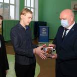 В Рыбновском районе единороссы вручили новогодние подарки школьникам и студентам