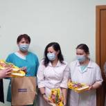 Депутаты вручают новогодние подарки врачам