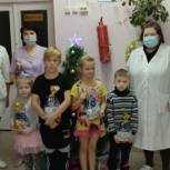 Активисты в Тугулыме передали праздничные наборы врачам и пациентам местной больницы