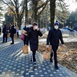 Единоросс установил кормушки для животных