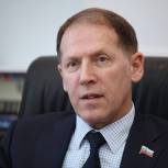 Юрий Сорокин закупил сладкие подарки для детей из районов
