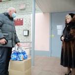 Вячеслав Доронин передал новогодние подарки ученикам школ Заводского района