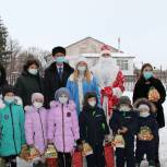 Единороссы Оренбуржья поздравили местных жителей с Новым годом