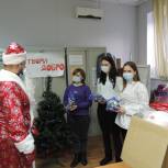 Волонтерам-медикам передали защитные респираторы для работы и подарки к новому году