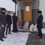 Волонтеры оказывают помощь семьям, оказавшимся в тяжелой  жизненной ситуации в связи с распространением Covıd