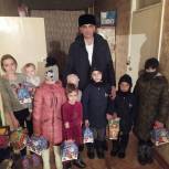 Депутаты - единороссы традиционно участвуют во Всероссийской акции "Ёлка желаний"