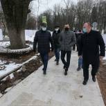 Депутат Мособлдумы Александр Легков вместе с подрядчиками посмотрел реконструкцию бульвара Кузнецова в Сергиевом Посаде