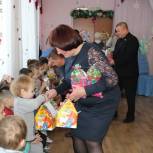 В Кузнецке ребятам с ограниченными возможностями здоровья вручили сладкие подарки