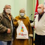 Единороссы поздравили членов общества инвалидов района Северное Измайлово с Международным днём инвалида