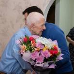 Глава Калмыкии Бату Хасиков поздравил ветерана Великой Отечественной Войны с наступающим Новым годом