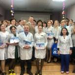На передовой и "за кадром": Николай Николаев вручил подарки врачам и персоналу Первой горбольницы в Чебоксарах